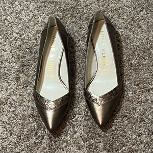 Anne Klein iflex AK7Maureen 7.5 M Gold Shiny Snake Skin Detail